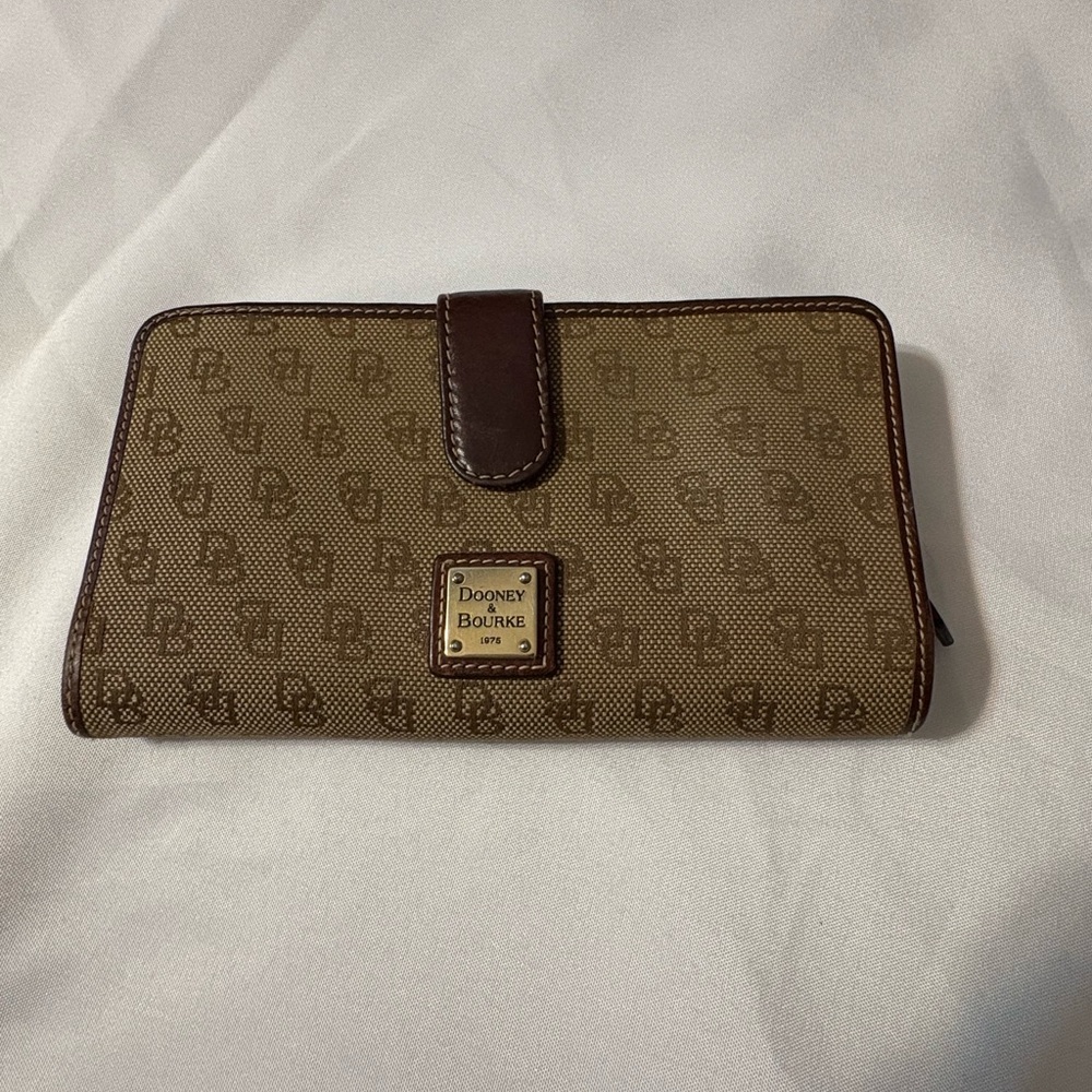 Dooney & Bourke Brown Gold Logo Continental Wallet Tan Brown Trim Women’s